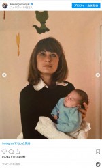 母親のキャロル・ミドルトンさんに抱かれる、赤ちゃんの頃のキャサリン妃　※「Kensington Palace」インスタグラム