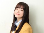【写真】橋本環奈、美しすぎる生足＆体育座りにネットため息「絵画作品のよう」