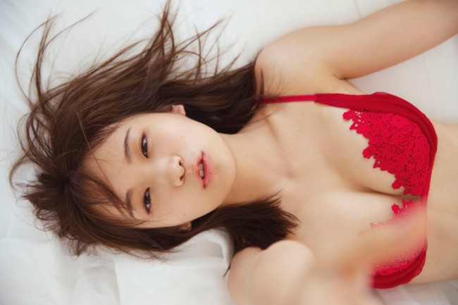 乃木坂46・秋元真夏、初のランジェリー撮影に「もう1枚着なくて大丈夫？」とソワソワ