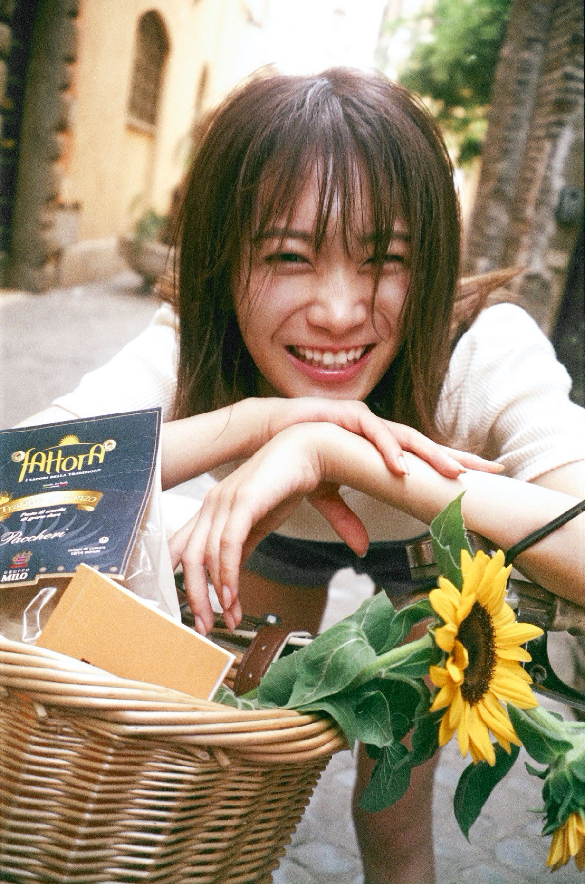 乃木坂46・秋元真夏、初のランジェリー撮影に「もう1枚着なくて大丈夫？」とソワソワ