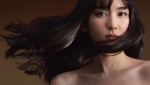 新垣結衣が大人な表情　つややかな髪がなびく　ボタニカルヘアケアブランド「サロンスタイル ビオリス」新CM「ビオリス エステティーク誕生」篇より