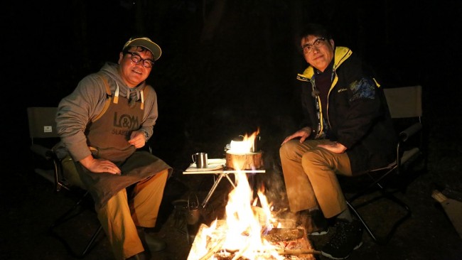 新番組『石橋、薪を焚べる』（左から）初回ゲストのカンニング竹山と石橋貴明