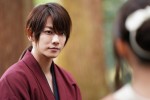 映画『るろうに剣心　最終章 The Final／The Beginning』薫（武井咲）を優しい瞳で見つめる剣心（佐藤健）