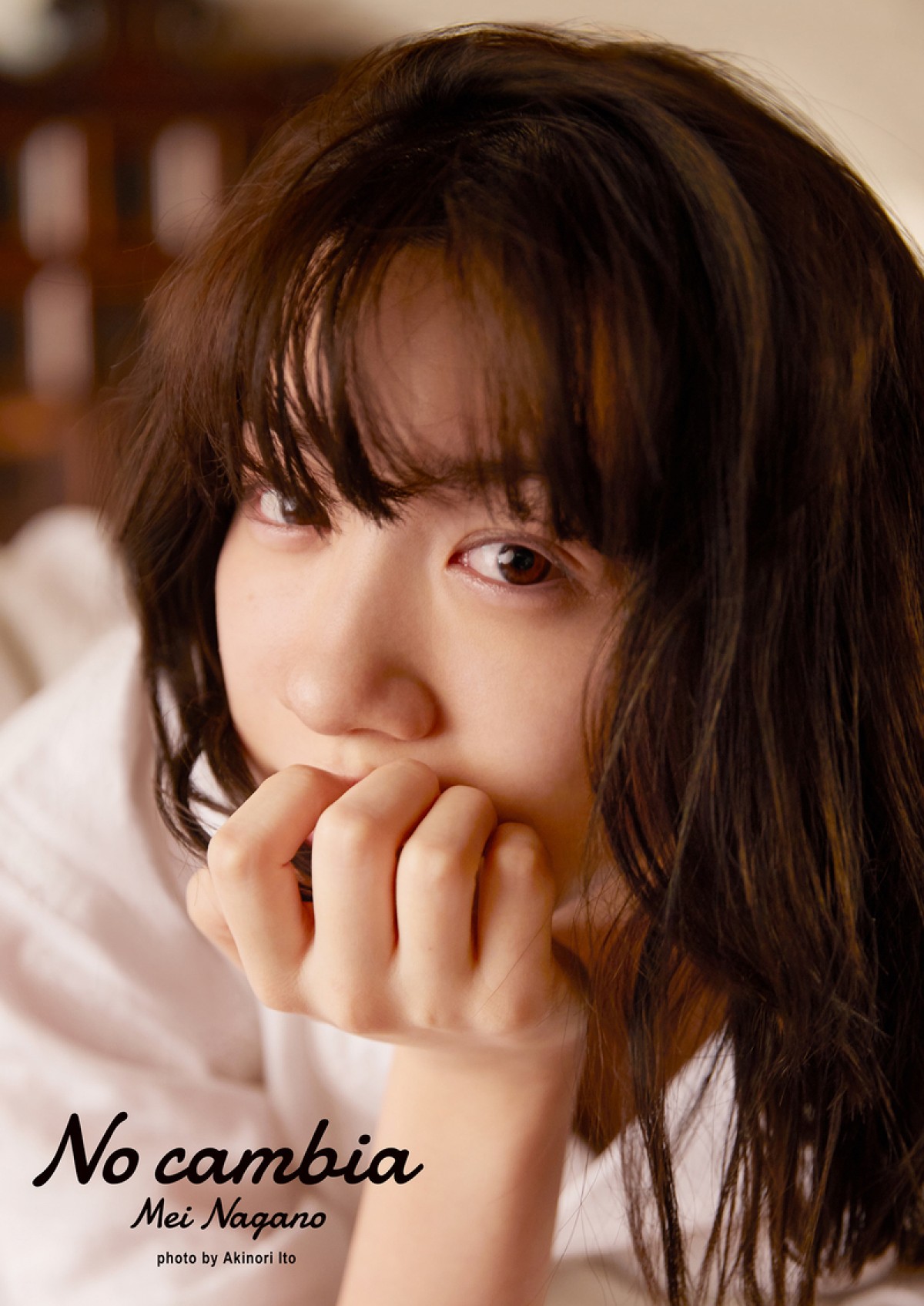 永野芽郁、大胆な背中開きドレス姿＆美脚カットも！ 写真集オリジナルグッズ公開