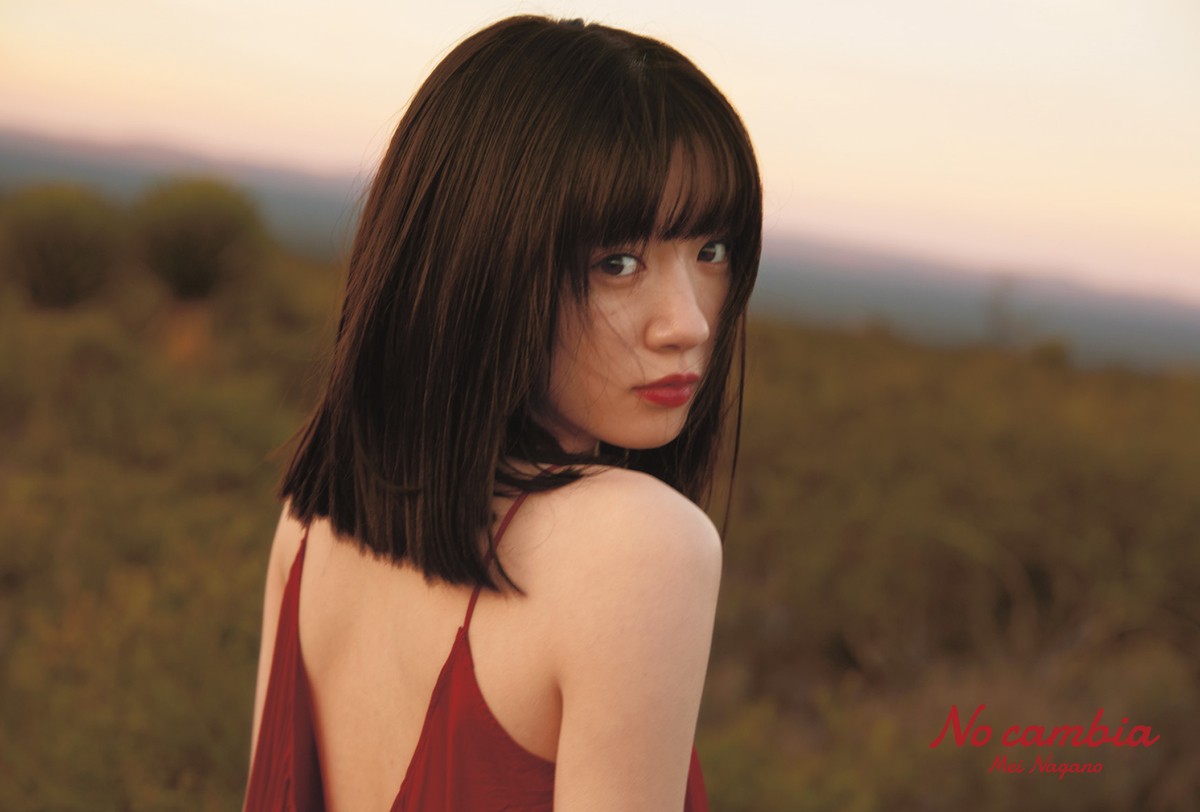 永野芽郁、大胆な背中開きドレス姿＆美脚カットも！ 写真集オリジナルグッズ公開