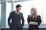 月9ドラマ『SUITS／スーツ2』第1話にゲスト出演する加藤ミリヤと主演の織田裕二の場面写真