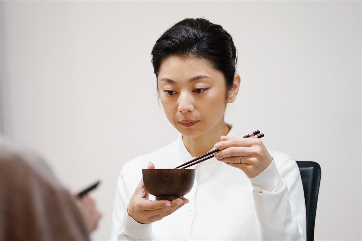 『美食探偵 明智五郎』初回　中村倫也×小池栄子の“キスシーン” ネット興奮「画になる」
