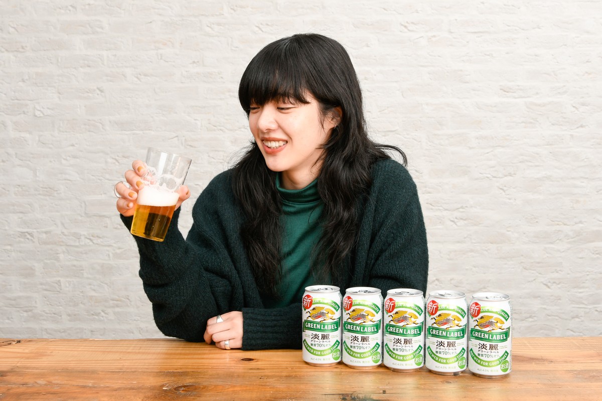 あいみょん、テレビCM初出演で多部未華子と共演 「ハルノヒ」を弾き語り