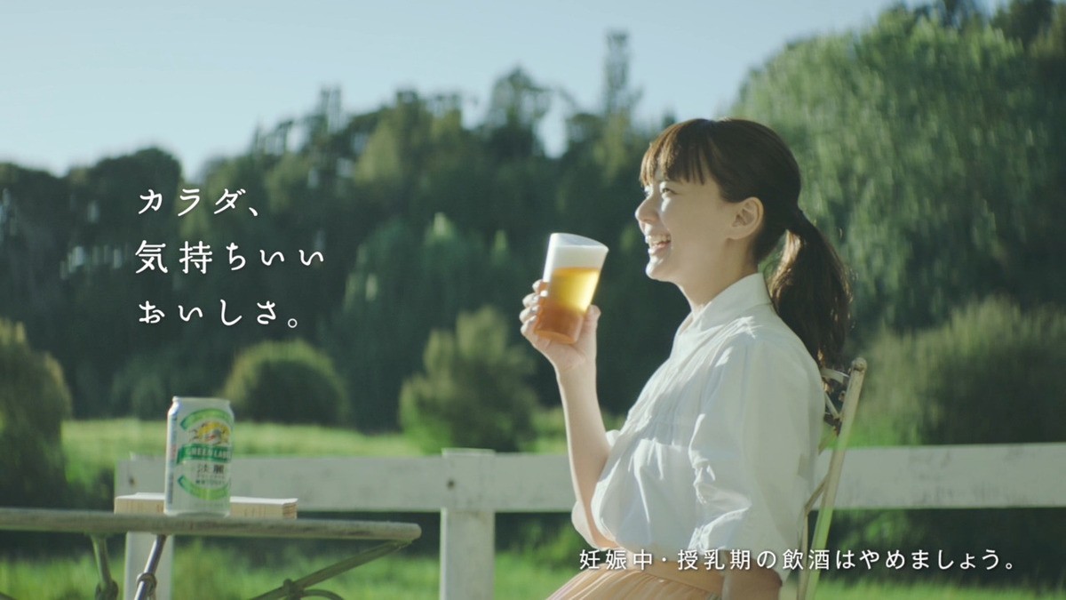 あいみょん、テレビCM初出演で多部未華子と共演 「ハルノヒ」を弾き語り