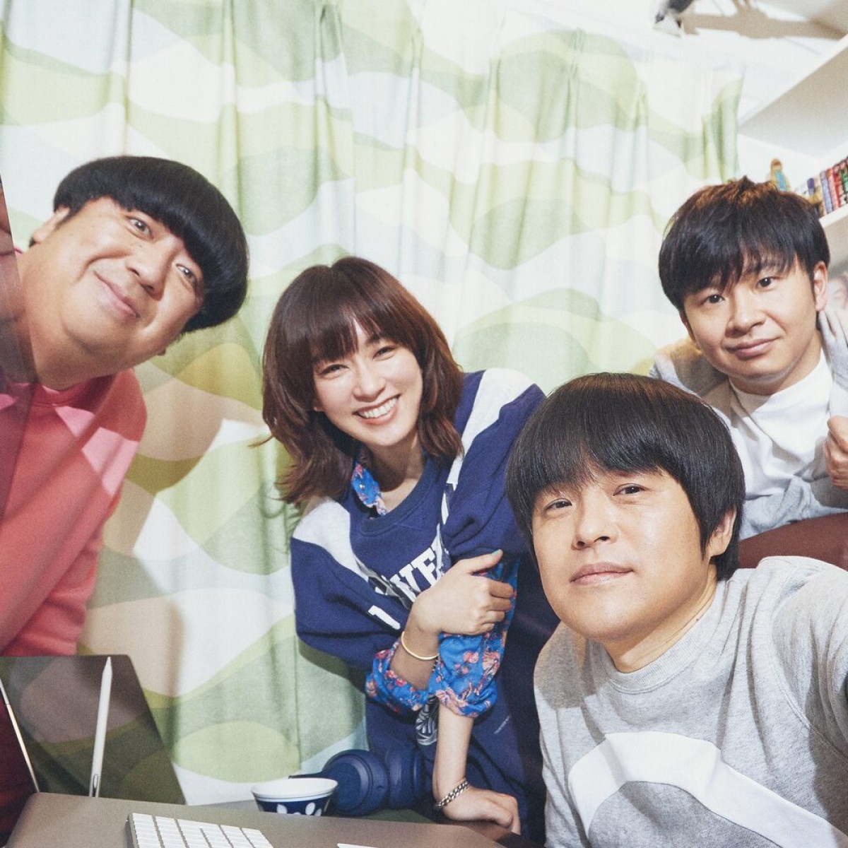 (左から)ドラマ『住住』に出演する日村勇紀(バナナマン)、水川あさみ、バカリズム、若林正恭(オードリー)