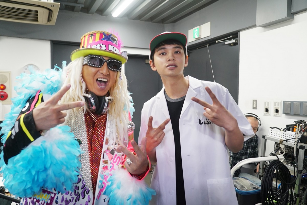 映画『とんかつDJアゲ太郎』(左から)本人役で登場するDJ KOOと、主人公・勝又揚太郎役の北村匠海