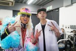 映画『とんかつDJアゲ太郎』（左から）本人役で登場するDJ KOOと、主人公・勝又揚太郎役の北村匠海