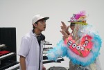 映画『とんかつDJアゲ太郎』（左から）主人公・勝又揚太郎役の北村匠海と、本人役で登場するDJ KOO