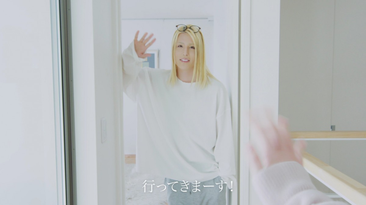 ローランドのいつもと違う姿にギャップ萌え　“同棲中の彼女と過ごす”Web動画公開