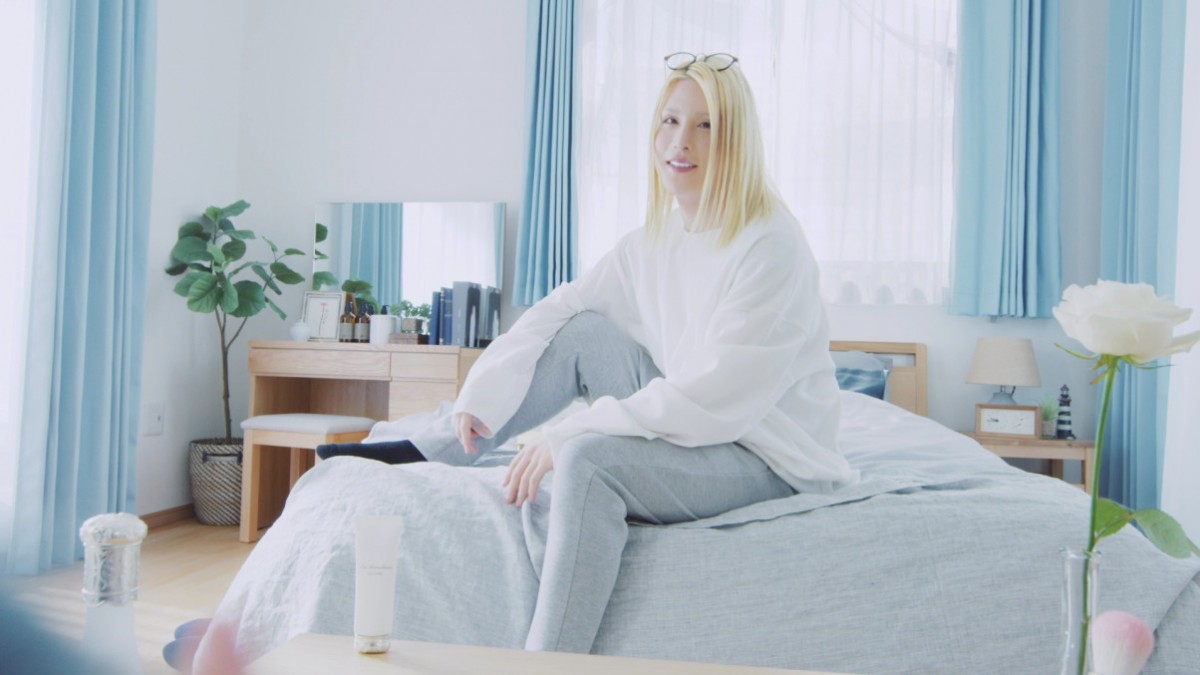 ローランドのいつもと違う姿にギャップ萌え　“同棲中の彼女と過ごす”Web動画公開