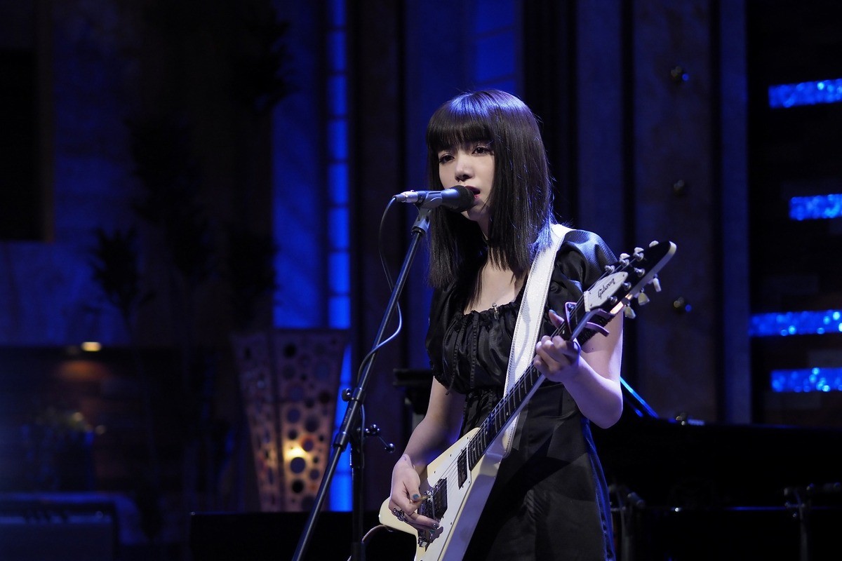 NHK BSプレミアム『The Covers』で名曲「SWEET MEMORIES」を演奏する池田エライザ