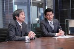 月9ドラマ『SUITS／スーツ2』第2話（左から）ゲスト出演する佐戸井けん太、主演の織田裕二