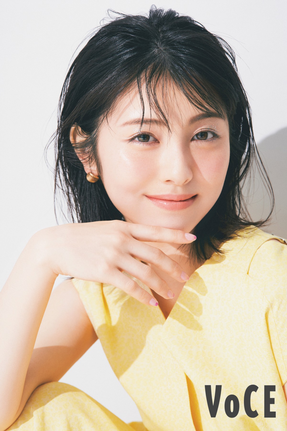 川口春奈、「VOCE」1年ぶり表紙に登場　浜辺美波の透明感あふれるショットも