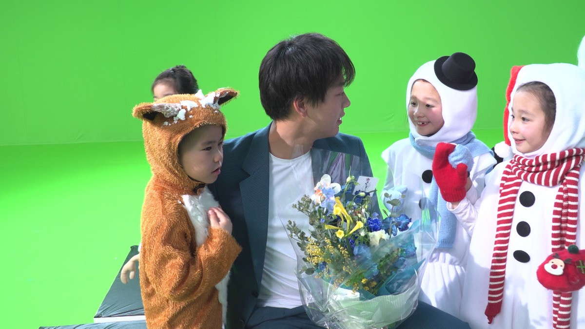 竹内涼真「子どもは3人は欲しい」 “着ぐるみ”キッズに囲まれニッコリ
