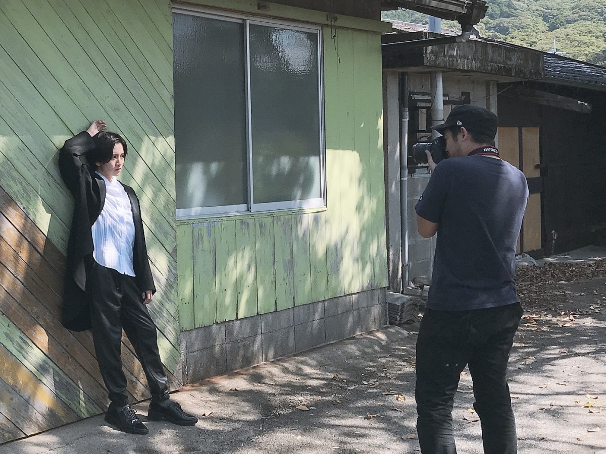 板垣李光人、ファースト写真集発売　安藤政信＆市原隼人＆三浦貴大が撮りおろし