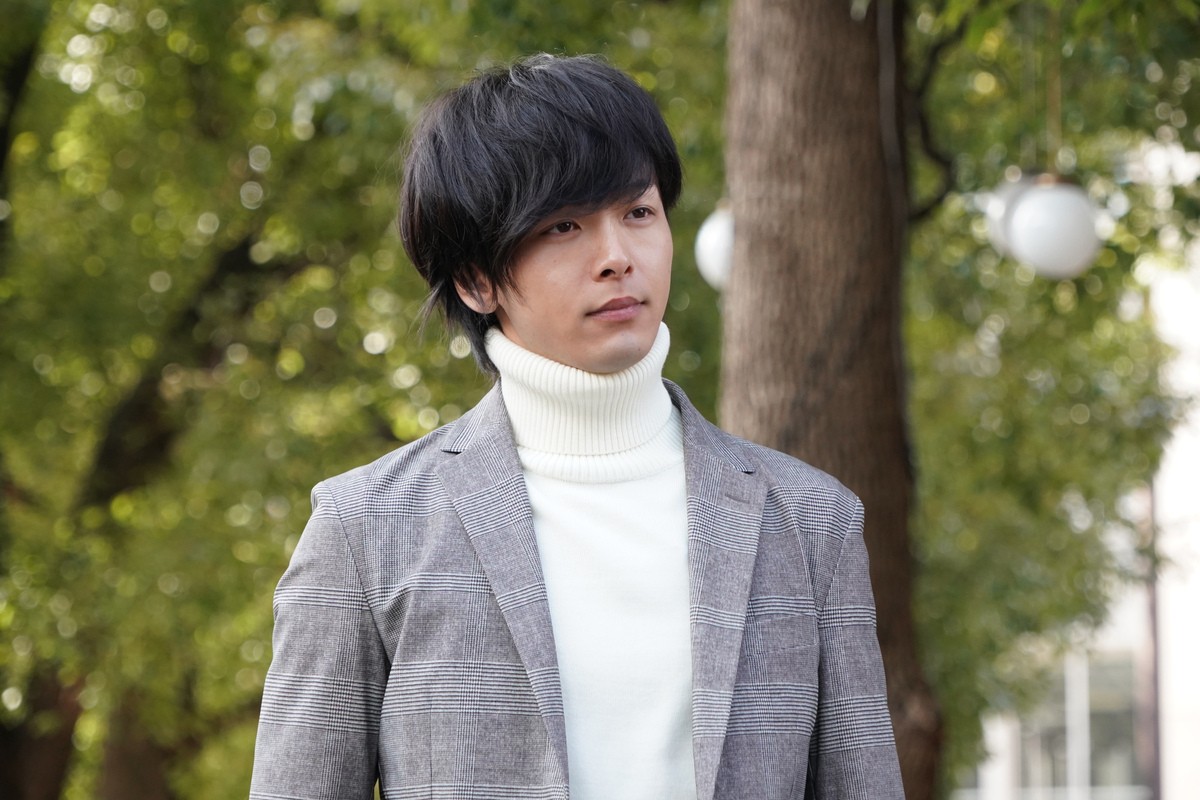 中村倫也、いちごエプロンから白タートルネックまで！『美食探偵』変装カット一挙公開