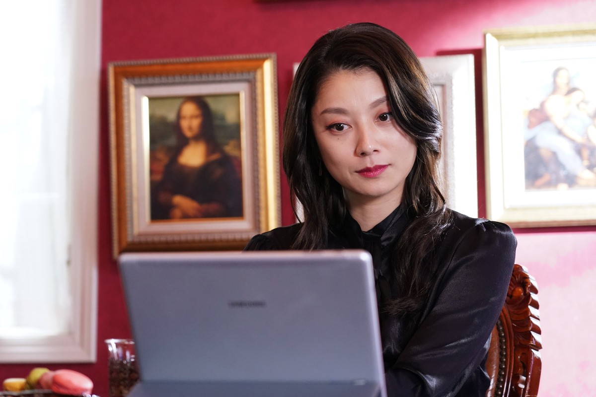 中村倫也、いちごエプロンから白タートルネックまで！『美食探偵』変装カット一挙公開