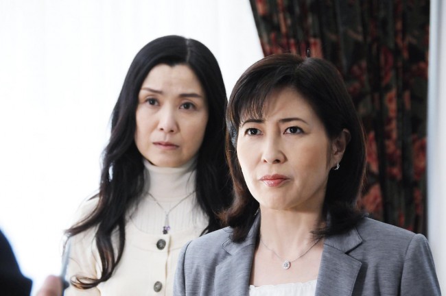 ドラマ 『密会の宿9　宝⽯の甘い罠』での（左から）手塚理美と岡江久美子さん
