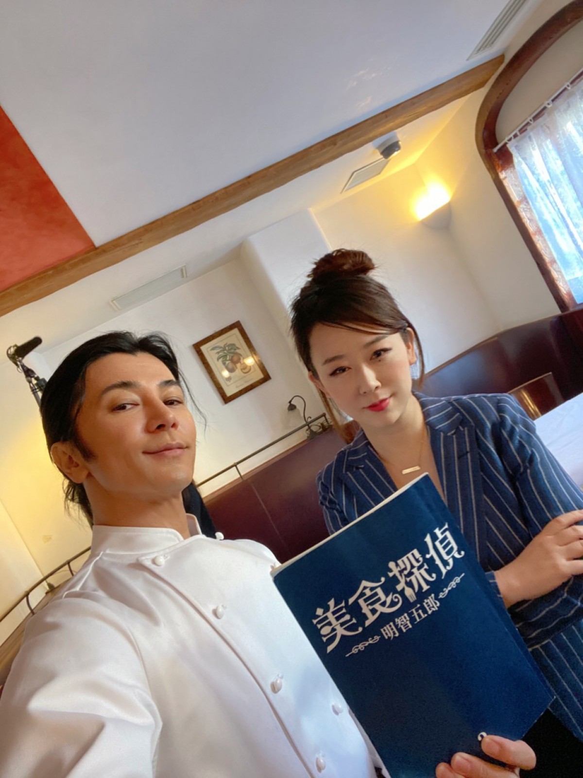 原作者・東村アキコ、『美食探偵』ロケ現場訪問　武田真治と記念ショット