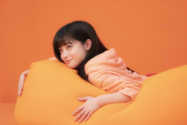 橋本環奈が出演 BookLive!新テレビCM「全巻読破」篇メイキングカット