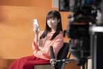 橋本環奈が出演　BookLive！新テレビCM「全巻読破」篇メイキングカット