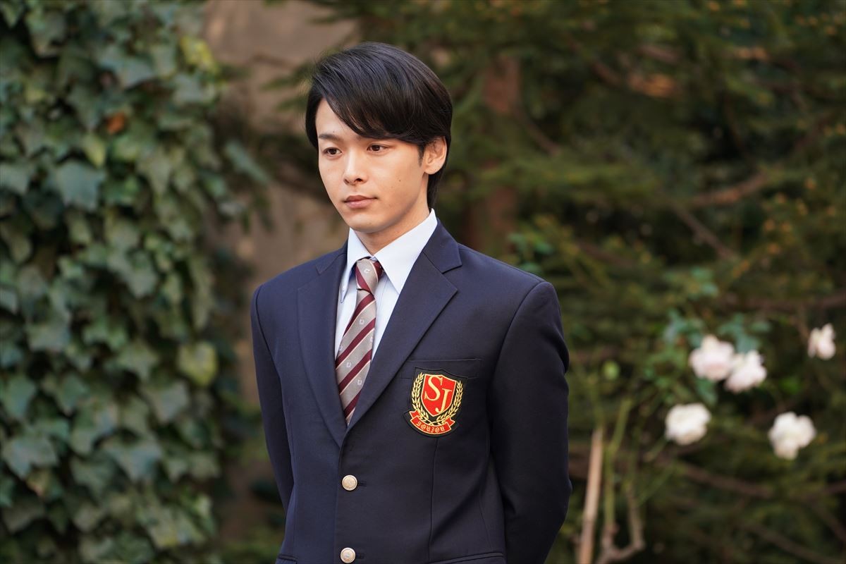 ドラマ『美食探偵 明智五郎』第4話より明智五郎(中村倫也)のブレザー姿!