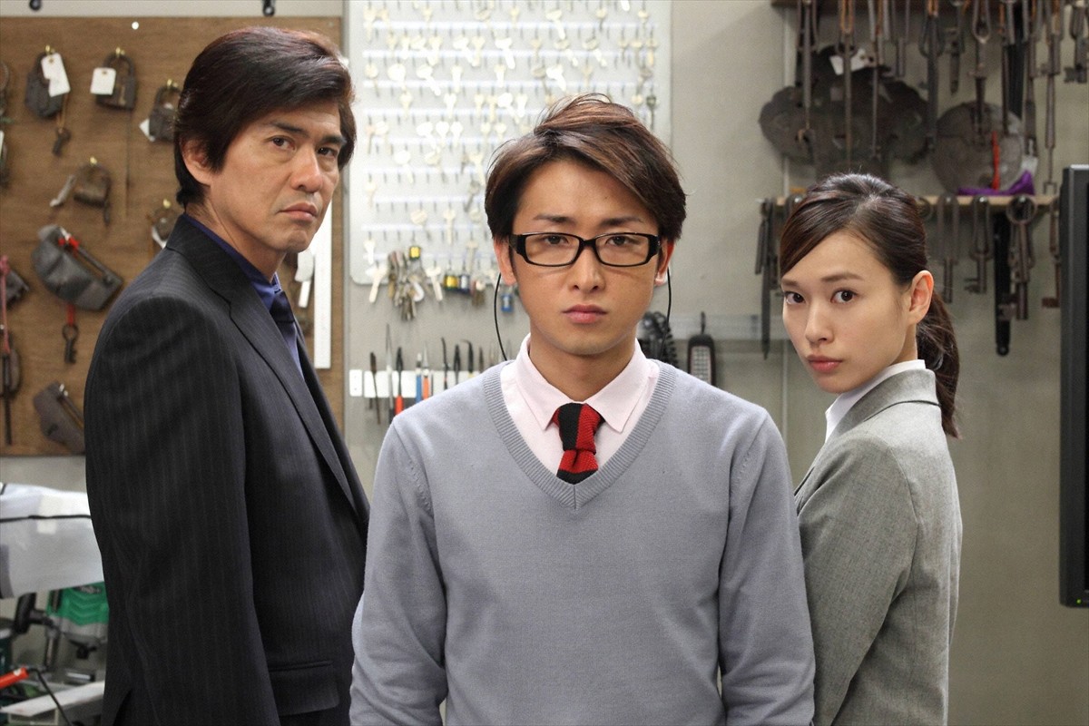 2012年4月期に放送された『鍵のかかった部屋 』（左から）佐藤浩市、大野智、戸田恵梨香