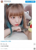 青髪にこるん ※「藤田ニコル」インスタグラム