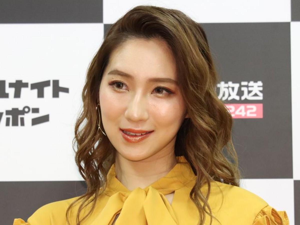 ファーストサマーウイカ、美脚“接近ショット”披露に「脚キレイ」と反響