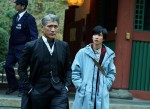 新火9ドラマ『探偵・由利麟太郎』場面写真（左から）主演の吉川晃司、志尊淳