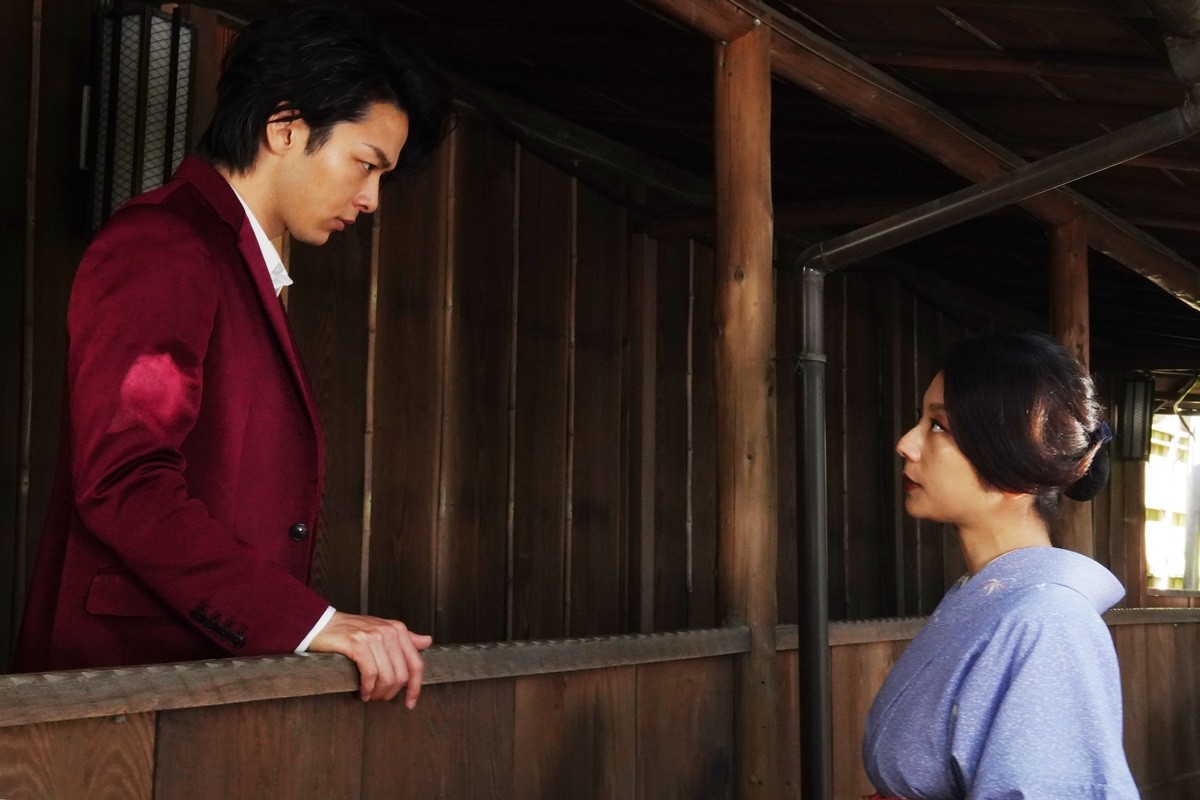 『美食探偵 明智五郎』 中村倫也×小池栄子 “炎のキスシーン”に反響「見とれてしまった」