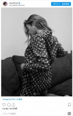 ローラ、おしゃれなルイ・ヴィトンのパジャマ姿を披露　※「ローラ」インスタグラム