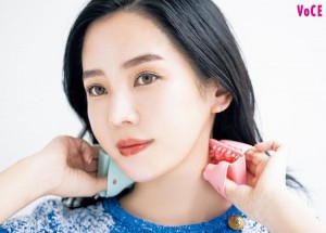 伝説の美容かっさ、「VOCE」付録で復活！　ムダ肉をガブッと噛んで潰す