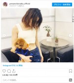 山本舞香、ノースリーブ＆へそ出しコーデ　ワンコと戯れるショット　※「山本舞香」インスタグラム