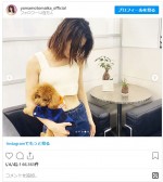 山本舞香、ノースリーブ＆へそ出しコーデ　ワンコと戯れるショット　※「山本舞香」インスタグラム