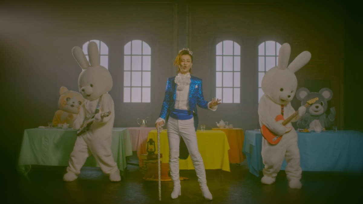 氷川きよし、“不思議の国のキヨシ” 王子&アリス風衣装で歌う新曲MV公開