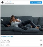 大胆に肩出し！ ローラのセクシーなリモートワーク中の姿　※「ローラ」インスタグラム