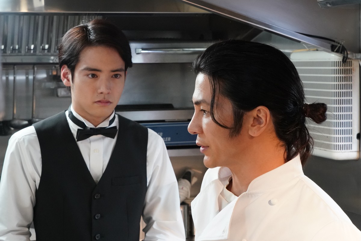 ドラマ『美食探偵 明智五郎』特別編第2夜場面写真(左から)赤楚衛二、武田真治