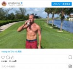 アーミー・ハマーが上裸姿でゴルフ　圧巻の肉体美を披露　※「アーミー・ハマー」インスタグラム