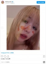 藤田ニコルの顔に金魚？　「藤田ニコル」インスタグラム