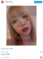 藤田ニコルの顔に金魚？　「藤田ニコル」インスタグラム