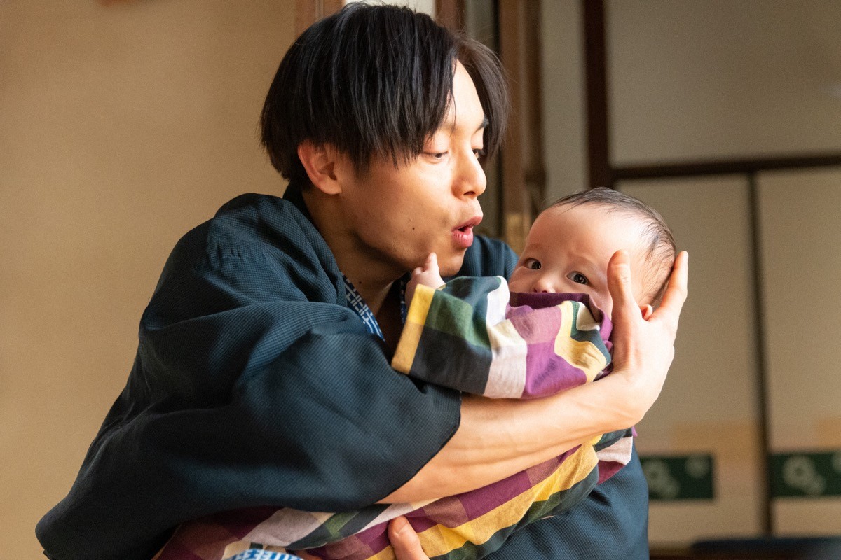 『エール』窪田正孝、“娘”への溺愛ぶりに反響「今日もかわいいでしゅねぇ」