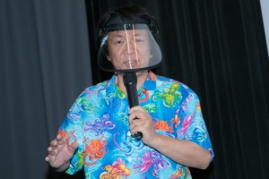 映画『三大怪獣グルメ』舞台あいさつに登場した河崎実監督