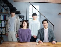 映画『望み』家族写真スチール　（左から）岡田健史、石田ゆり子、清原果耶、堤真一