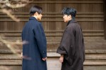 裕一（窪田正孝、写真左）の父・三郎を演じる唐沢寿明（写真右）